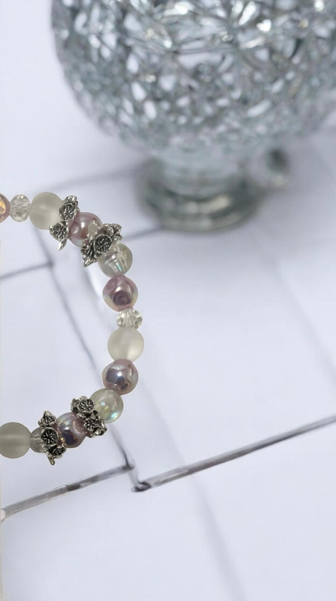Handmade Women’s Bracelet | Valentine’s Day Gift | Romantic Beaded Jewelry
A delicate handmade bracelet that speaks your love. / 핸드메이드 여성 팔찌 | 발렌타인데이 선물 추천 | 로맨틱 비즈 브레이슬릿
사랑을 말 대신 전하는, 섬세한 손작업 주얼리