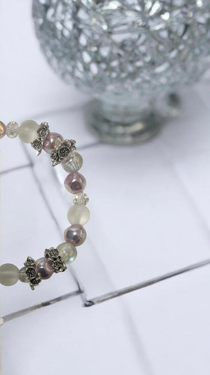 Handmade Women’s Bracelet | Valentine’s Day Gift | Romantic Beaded Jewelry 

A delicate handmade bracelet that speaks your love. / 핸드메이드 여성 팔찌 | 발렌타인데이 선물 추천 | 로맨틱 비즈 브레이슬릿

사랑을 말 대신 전하는, 섬세한 손작업 주얼리