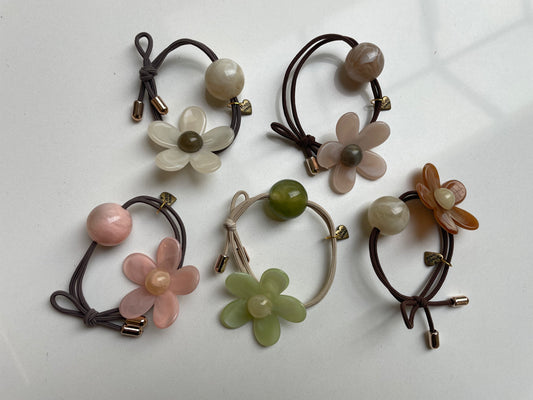 6cm - Handmade Flower Hairtie, Resin Floral Hair Accessory, Elastic Band with Bead, Cute Gift for Girls & Women, Stylish Hairband for Everyday Use