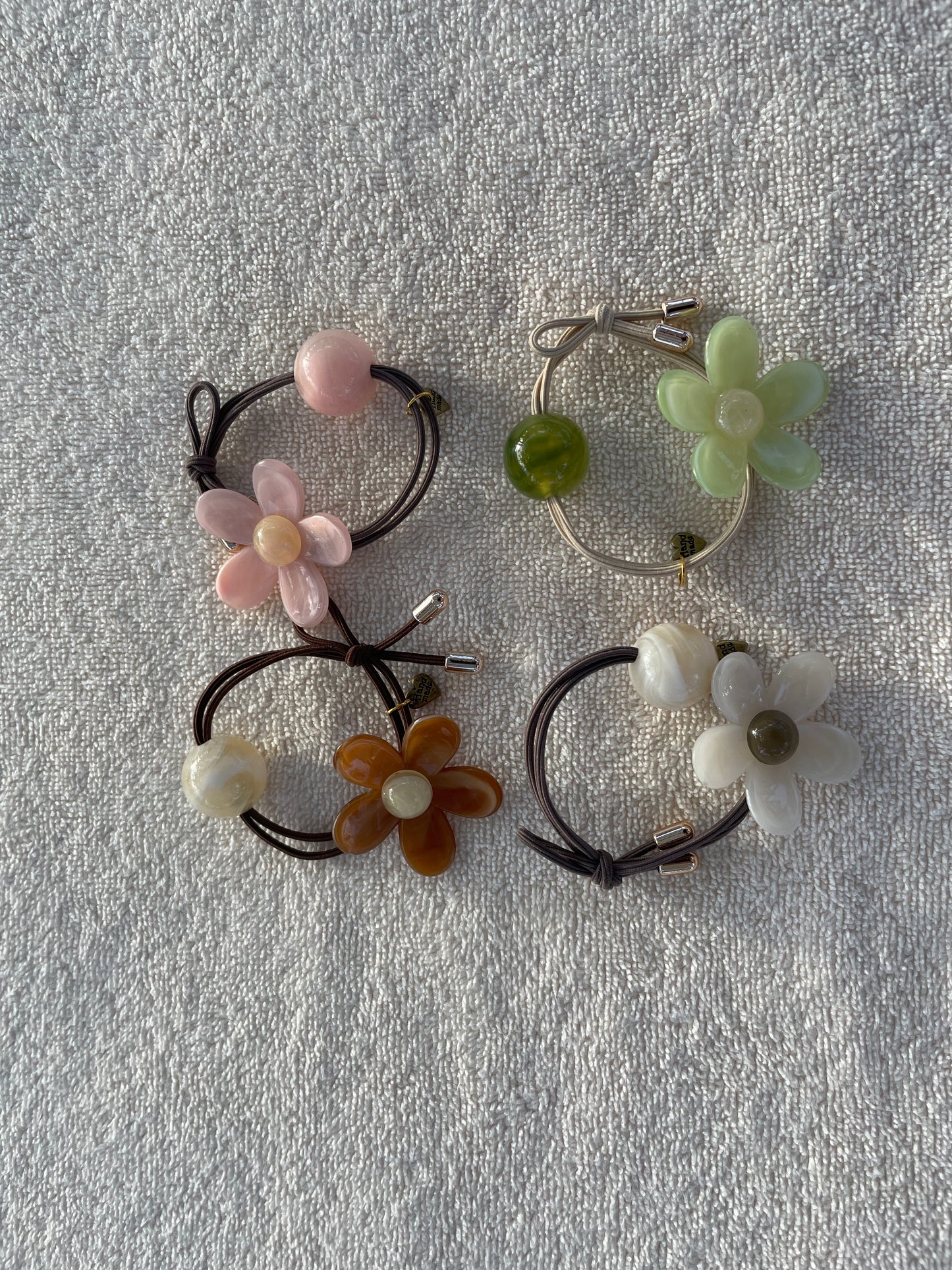 6cm - Handmade Flower Hairtie, Resin Floral Hair Accessory, Elastic Band with Bead, Cute Gift for Girls & Women, Stylish Hairband for Everyday Use